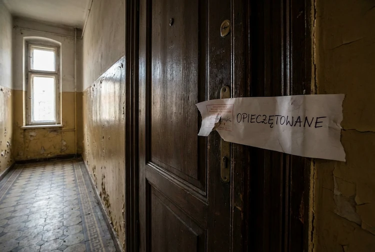 Kiedy gmina przejmuje majątek i długi po zmarłym