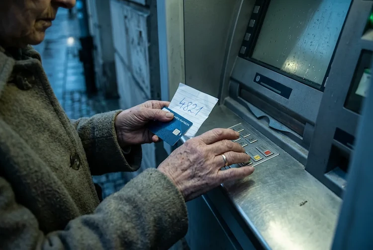 Konto zmarłego: wypłata pieniędzy, karta bankomatowa a spadek